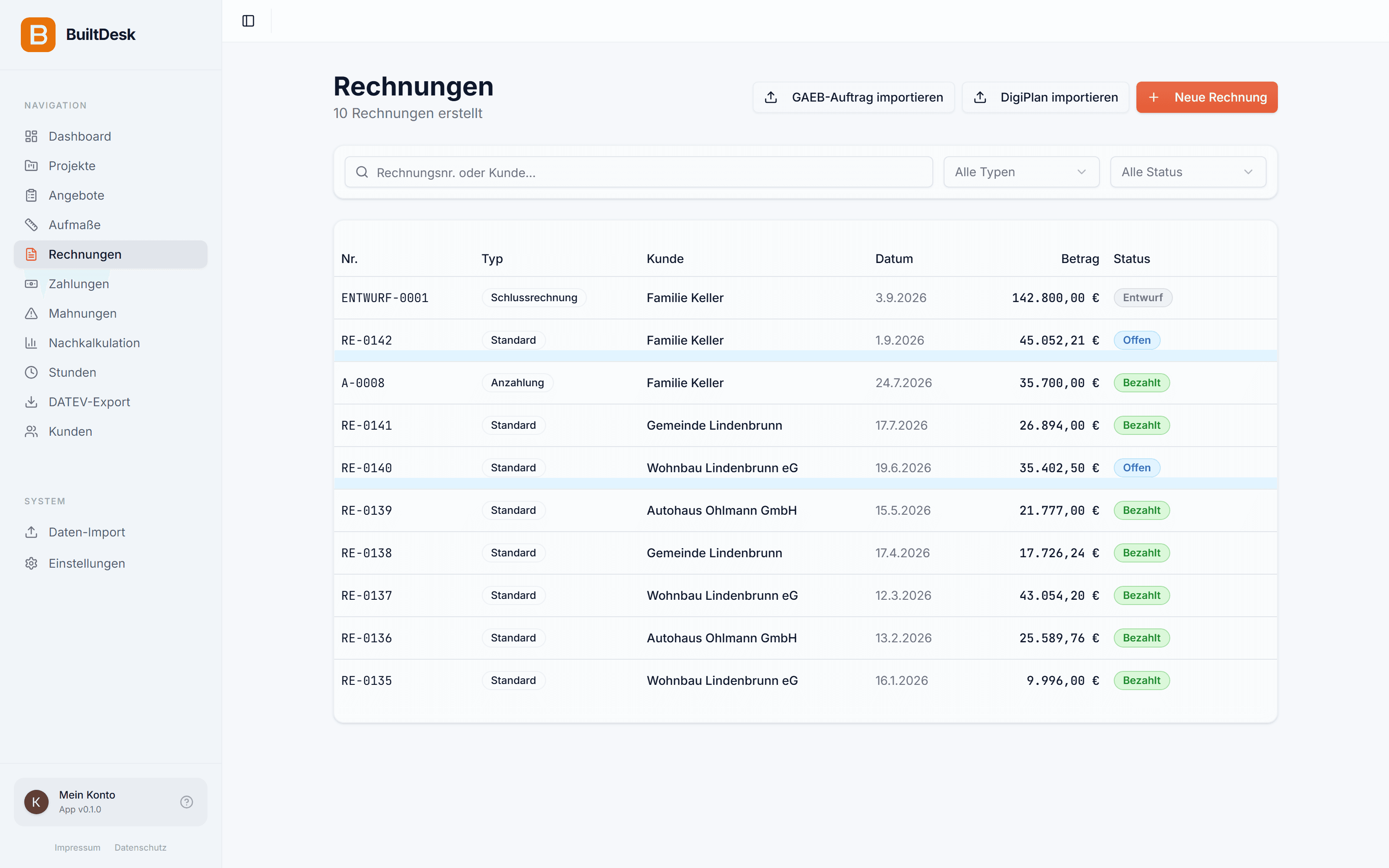Rechnungsliste in BuiltDesk mit zehn Rechnungen, Typ, Kunde, Datum, Betrag und Status
